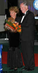 Vice Champion of champions FCI 2004 pomeranian pí Světlany Ševčenko a patron soutěže pan Hans Müller ze Švýcarska, prezident FCI